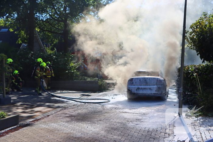 Felle autobrand slaat over naar heg