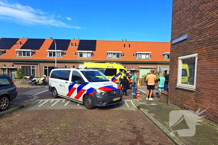 Scooterrijder zwaargewond bij botsing met bestelbus