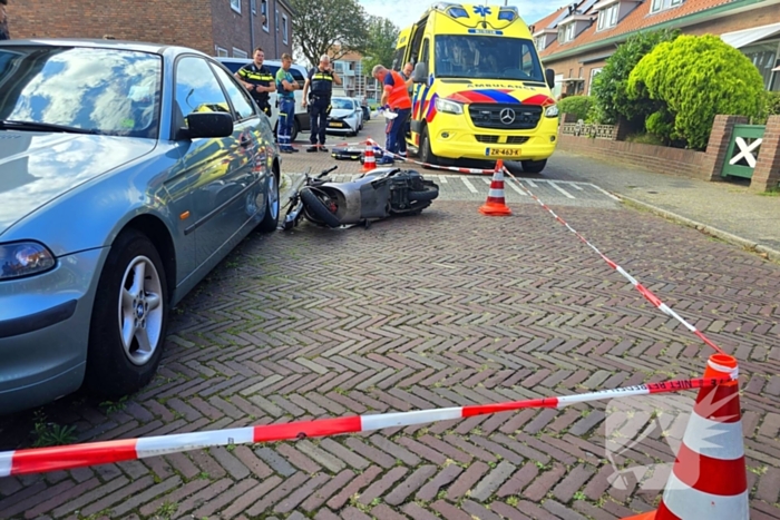 Scooterrijder zwaargewond bij botsing met bestelbus