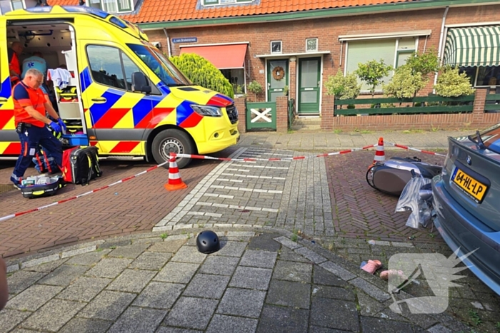 Scooterrijder zwaargewond bij botsing met bestelbus