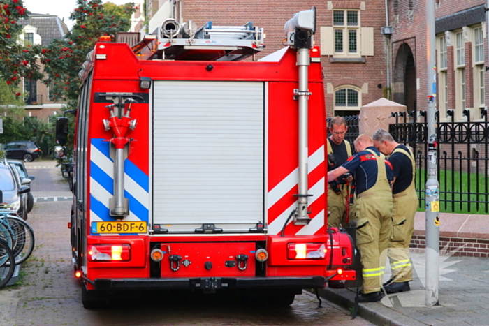 Brand in wonig door pizza in oven