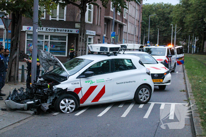 Scanauto gemeente klapt tegen lantaarnpaal na botsing