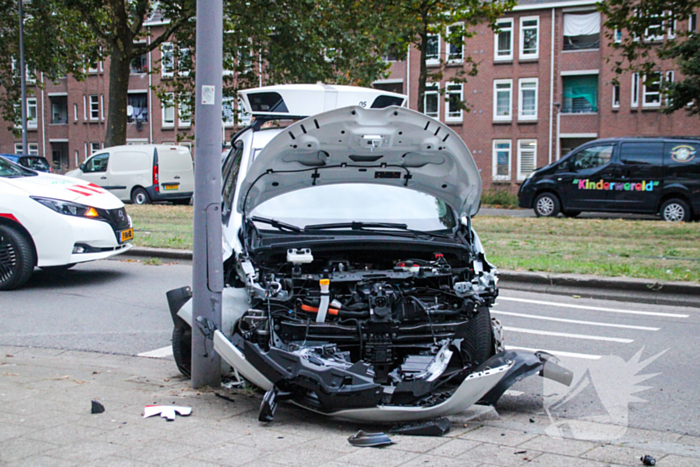 Scanauto gemeente klapt tegen lantaarnpaal na botsing