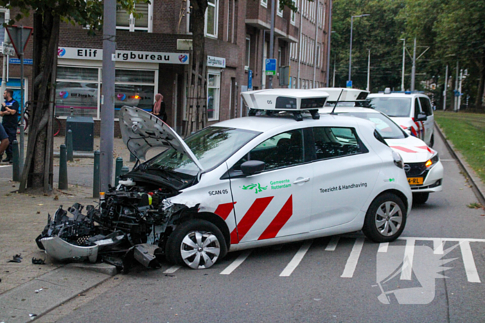 Scanauto gemeente klapt tegen lantaarnpaal na botsing