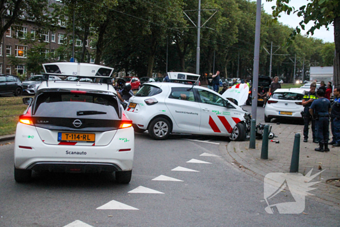 Scanauto gemeente klapt tegen lantaarnpaal na botsing