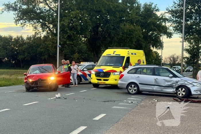 Twee gewonden nadat auto's op elkaar klappen