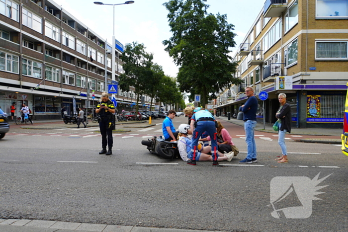 Scooter met twee opzittenden aangereden door automobilist