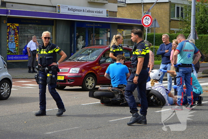 Scooter met twee opzittenden aangereden door automobilist