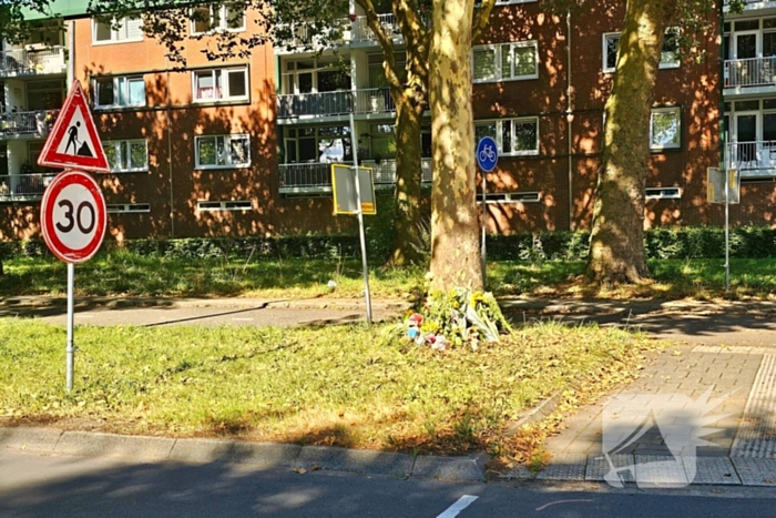 12-jarige jongen overleden na aanrijding met vrachtwagen, herdenkingsplek ingericht