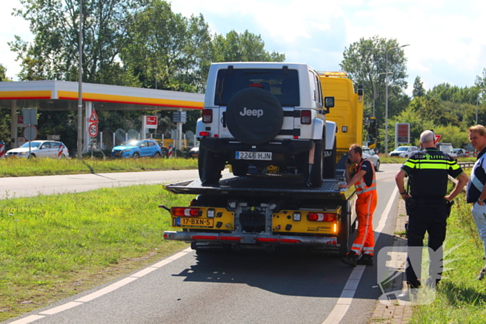 Twee voertuigen botsen op achterop elkaar