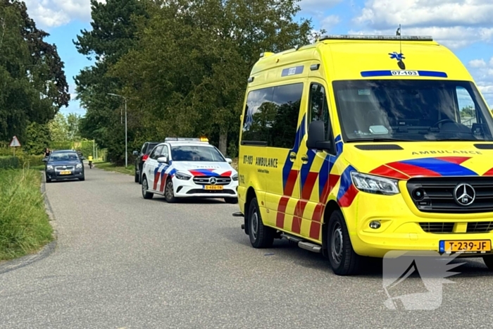 Fietser botst tegen zijkant van personenauto