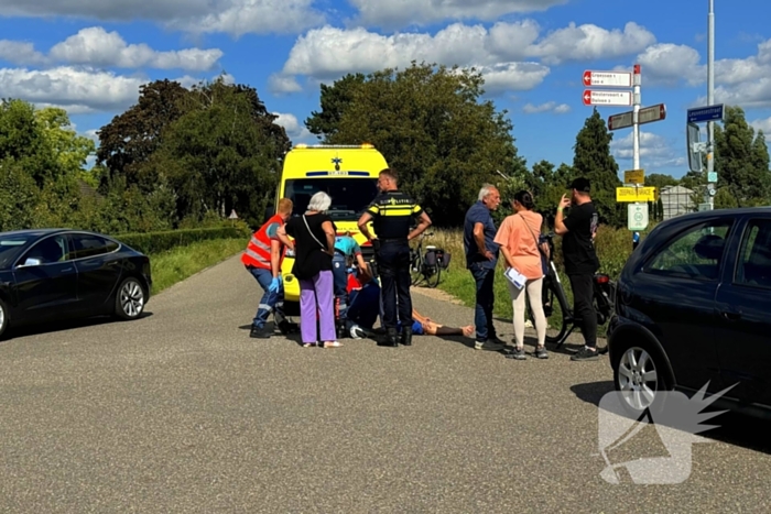 Fietser botst tegen zijkant van personenauto