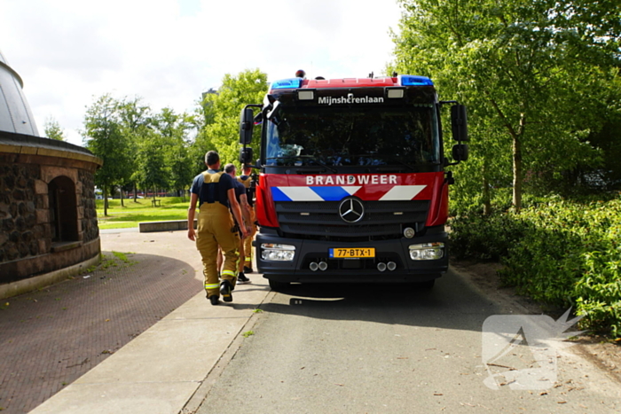 Man springt van scootmobiel net voor deze te water raakte