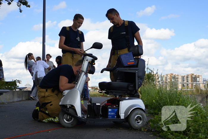 Man springt van scootmobiel net voor deze te water raakte