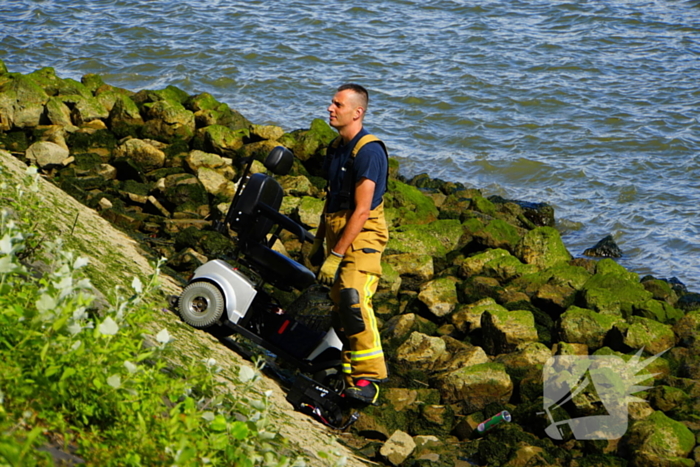 Man springt van scootmobiel net voor deze te water raakte