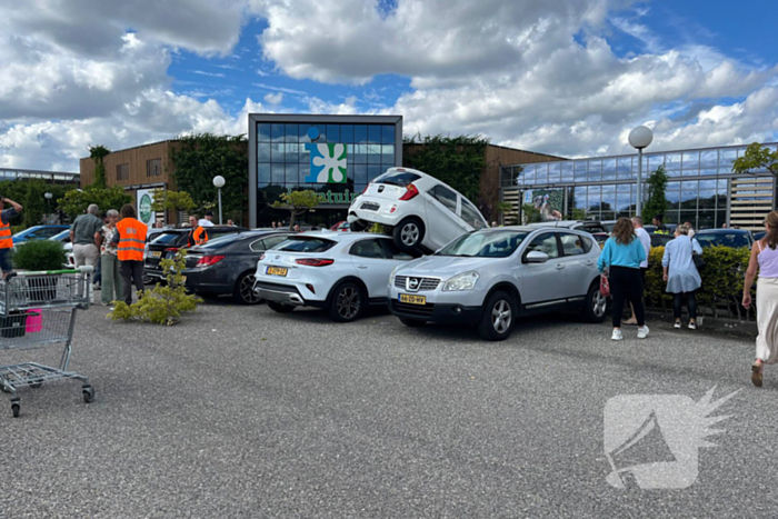 Grote ravage op parkeerplaats tuincentrum