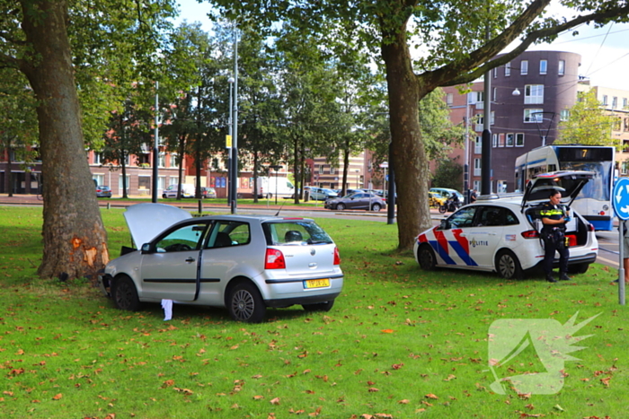 Bestuurder knalt met auto tegen boom