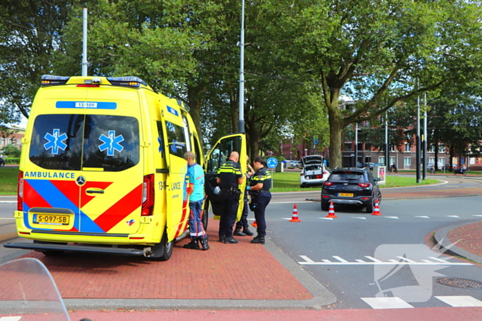 Bestuurder knalt met auto tegen boom