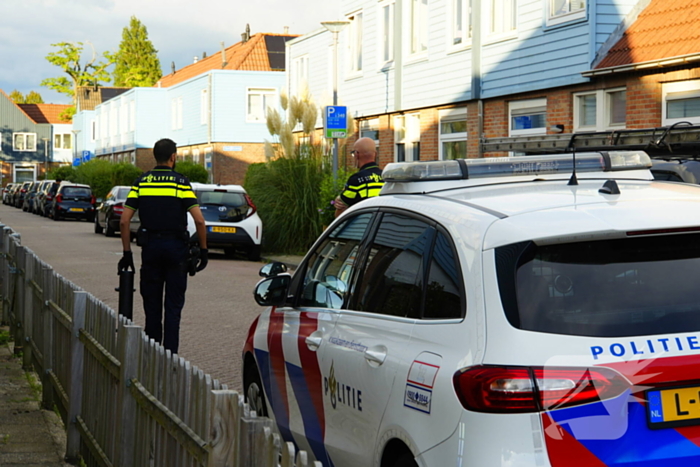 Politie zet woonblok dicht na mogelijke steekincident