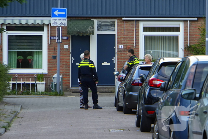 Politie zet woonblok dicht na mogelijke steekincident