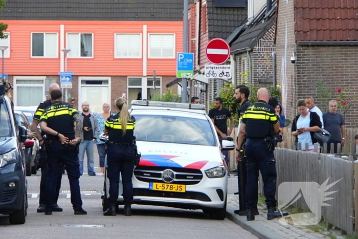 Politie zet woonblok dicht na mogelijke steekincident