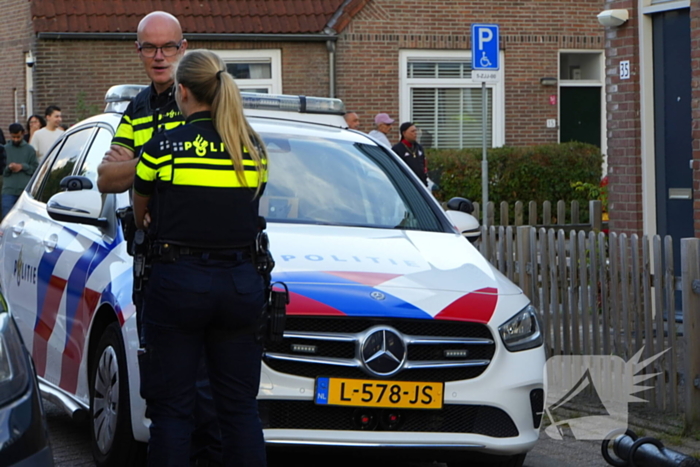 Politie zet woonblok dicht na mogelijke steekincident