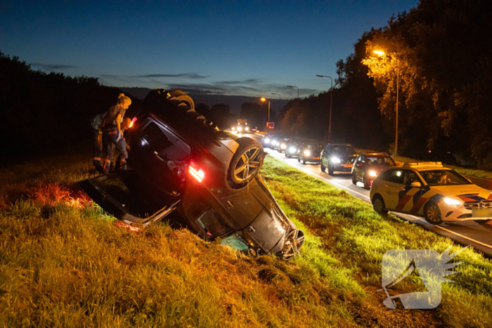 Dronken bestuurder crasht op afrit