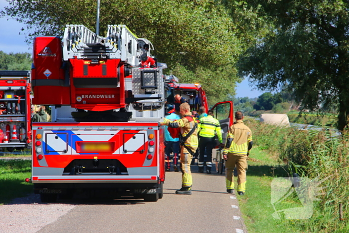 Motoragent treft fiets langs water aan