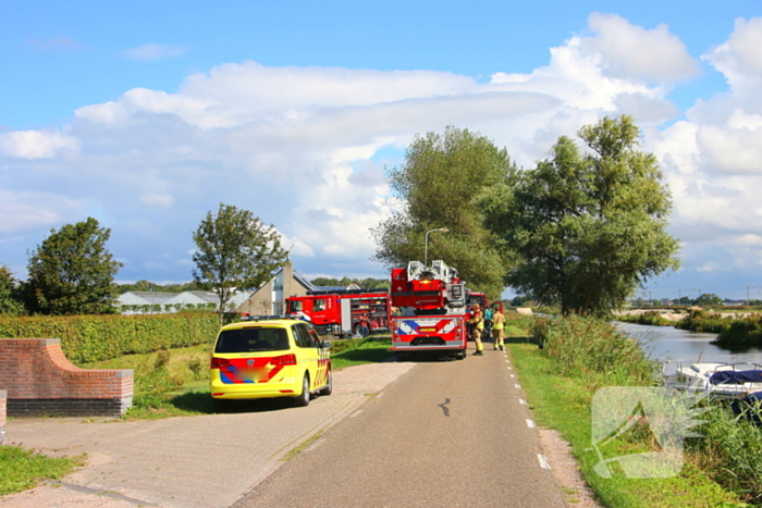 Motoragent treft fiets langs water aan