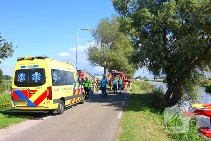 Motoragent treft fiets langs water aan