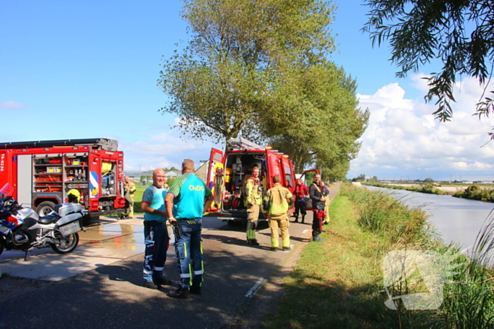 Motoragent treft fiets langs water aan