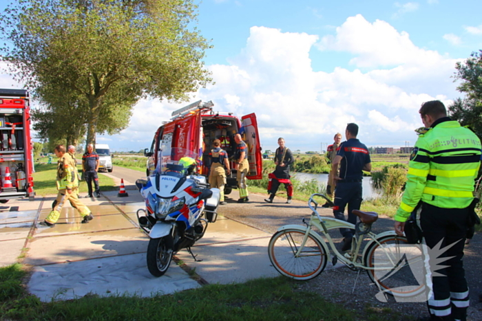 Motoragent treft fiets langs water aan