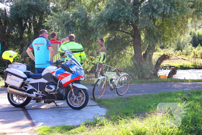 Motoragent treft fiets langs water aan