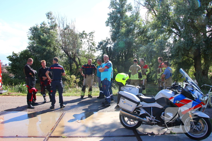 Motoragent treft fiets langs water aan