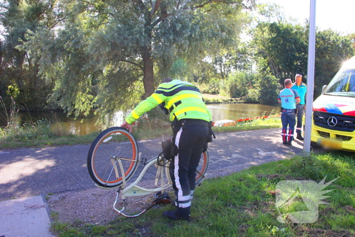 Motoragent treft fiets langs water aan