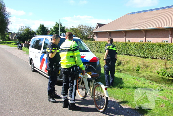 Motoragent treft fiets langs water aan