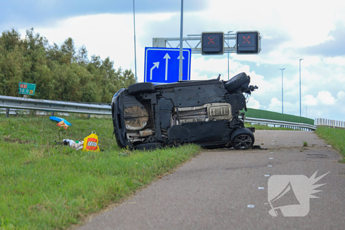 Auto vliegt over vangrail en belandt op naastgelegen fietspad