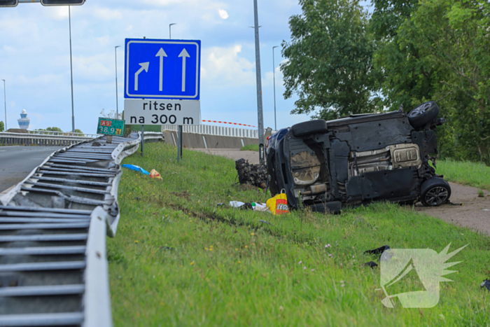 Auto vliegt over vangrail en belandt op naastgelegen fietspad