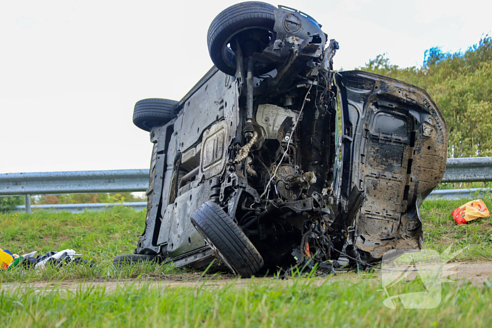 Auto vliegt over vangrail en belandt op naastgelegen fietspad