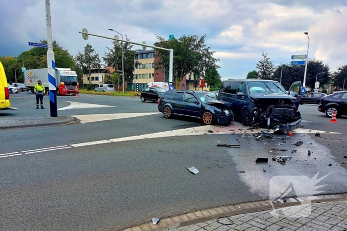 Stationwagen en bestelbus fiks beschadigd bij aanrijding