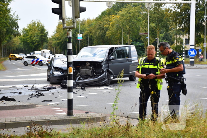 Stationwagen en bestelbus fiks beschadigd bij aanrijding