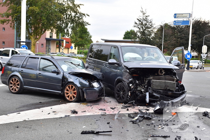 Stationwagen en bestelbus fiks beschadigd bij aanrijding