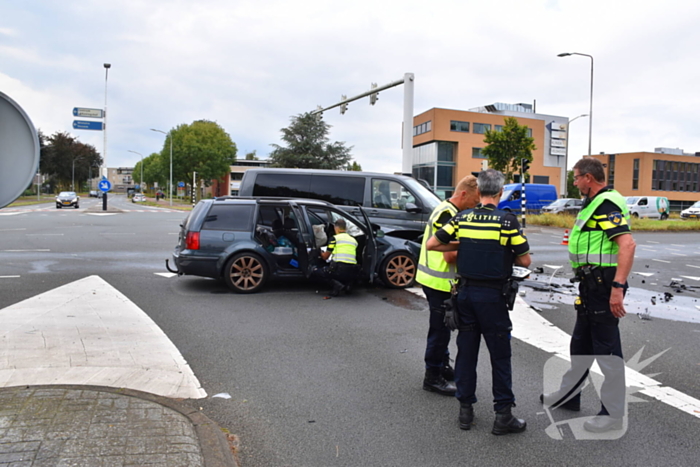 Stationwagen en bestelbus fiks beschadigd bij aanrijding