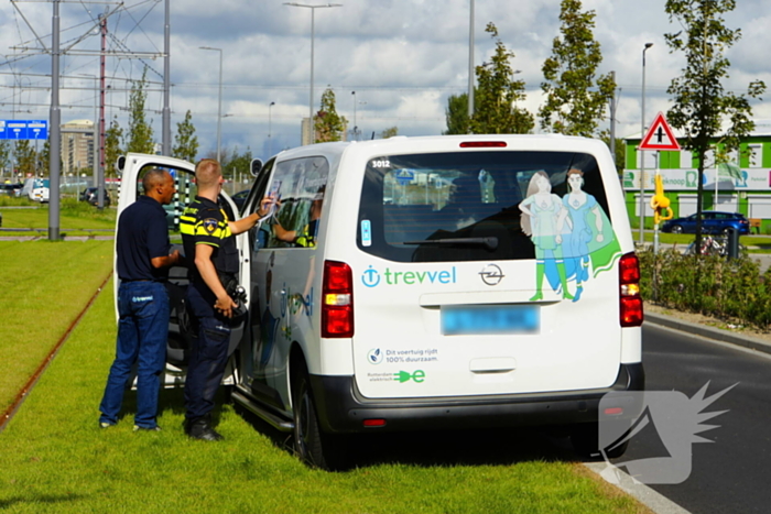 Vrouw geschept tijdens oversteken door taxibus