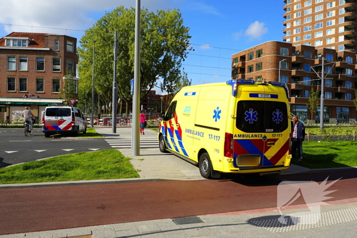 Vrouw geschept tijdens oversteken door taxibus