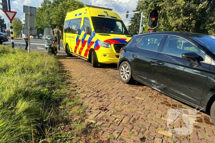 Scooterrijder gewond bij aanrijding met personenauto