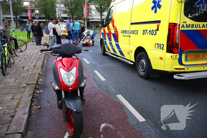 Scooterrijder gaat hard onderuit