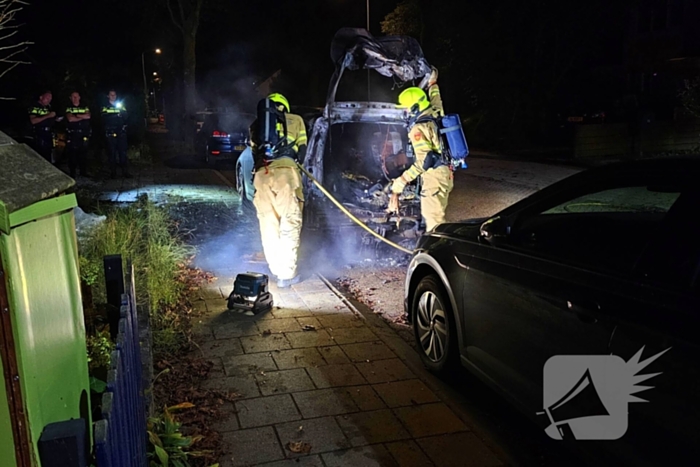 Brandweer blust uitslaande autobrand