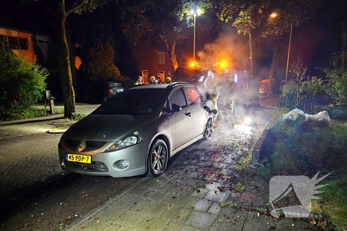 Brandweer blust uitslaande autobrand