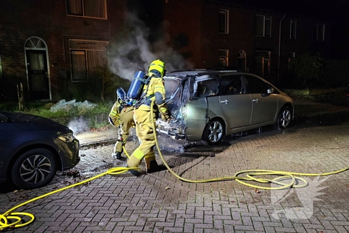 Brandweer blust uitslaande autobrand